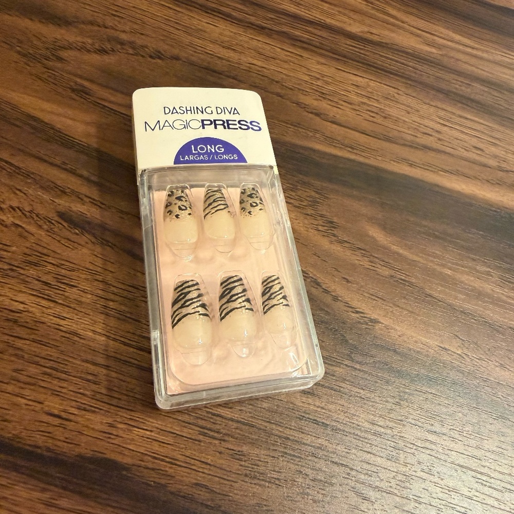 BNWT Dashing Diva MagicPress Press On Nail Kit - Long Coffin - Kitty Claws PO201